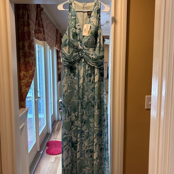 Adrianna Papell Dresses & Skirts - Pretty Sleeveless dress